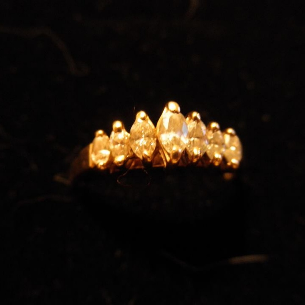 Marquis cut Diamond ring. 7 stones
